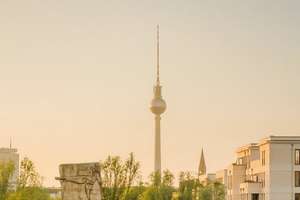 Lichtdurchflutetes Dachgeschoss mit Kamin, Dachterrasse und Blick über Prenzlauer Berg – Driesener Strasse 6, 10439 Prenzlauer Berg, Berlin – Vorschaubild 3