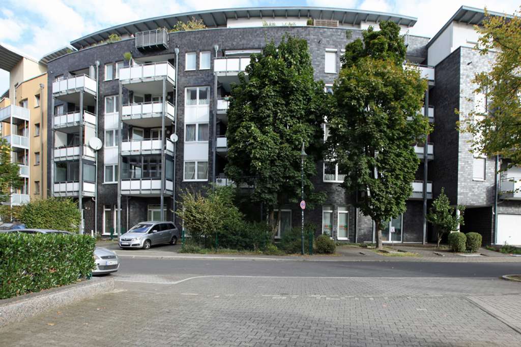 Baujahr 2004! Modernisierte 3-Zimmer-Wohnung + Tiefgaragenstellplatz in ruhiger und zentraler Stadtl