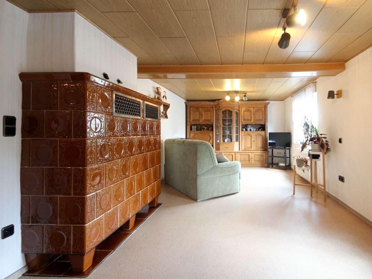 Immobilie in Kaltennordheim - Viel Platz auf dem Land: Wohnhaus mit großem Grundstück und sieben Garagen in Fischbach - Bild 2