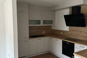 Moderne Wohnung mit Balkon, Einbauküche und PKW-Stellplatz