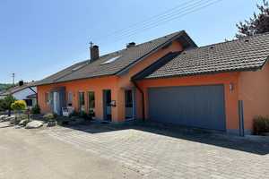Attraktives MFH mit 3 Einheiten, Autohalle, Garage, Carport, Wintergarten mit TOP-Rendite & Optionen – Augsburg (Kreis) – Vorschaubild 1