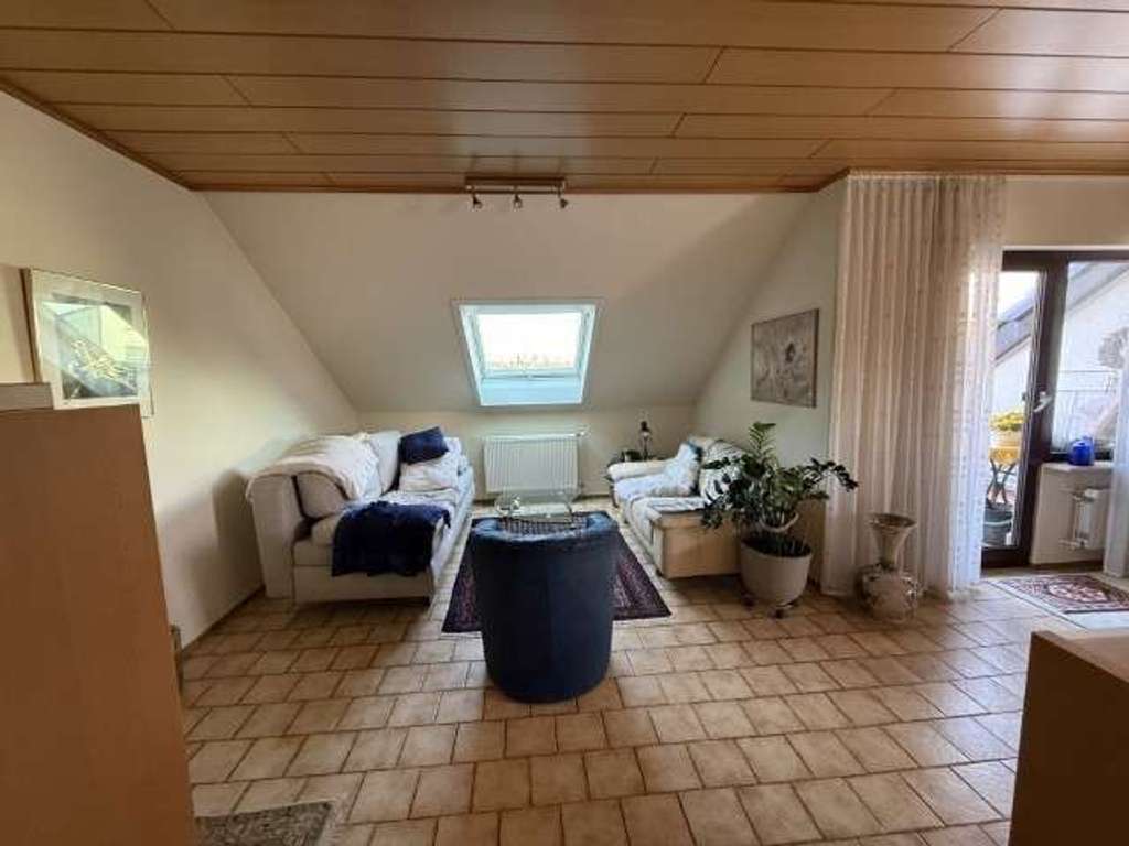 Immobilie in Flörsheim - Interessante 2 Zi.-Whg. mit ausgebautem Spitzboden, TGL-Bad, Balkon in gepflegter kleiner Wohnanlage - Bild 3