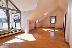 Helle Dachwohnung mit Südterrasse und Blick ins Grüne