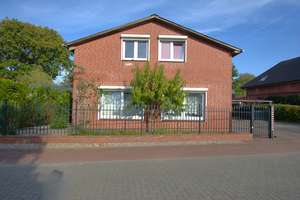 Großzügiges Einfamilienhaus in Lunden mit viel Platz zum Wohnen – Die vollständige Adresse der Immobilie erhältst du vom Anbieter., 25774 Lunden – Vorschaubild 1
