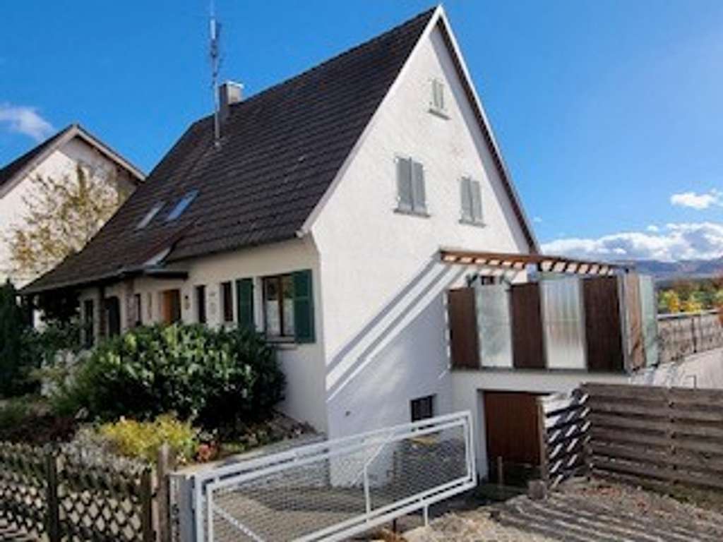 Immobilie in Holzmaden - Charmantes Einfamilienhaus mit traumhafter Aussicht und bebaubarem Garten. - Bild 1