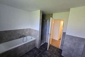 Helle 3,5 Zimmerwohnung mit Balkon nahe dem Klinikum! – Die vollständige Adresse der Immobilie erhältst du vom Anbieter., 42653 Gräfrath, Solingen – Vorschaubild 3