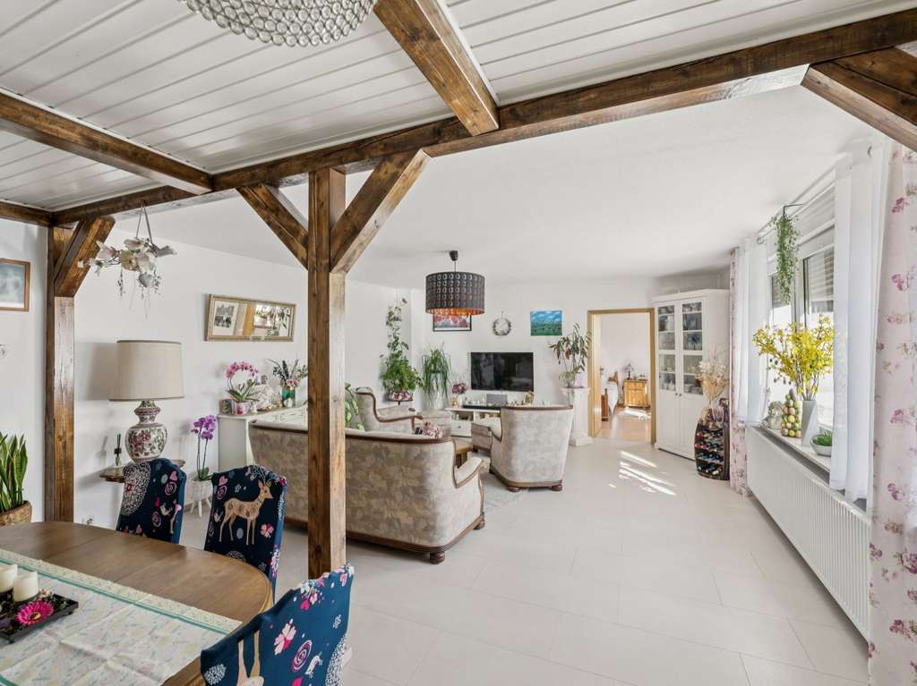 Immobilie in Schöneck - Zweifamilienhaus mit Einliegerwohnung, Garten und Ausbaupotenzial in ruhiger Lage in Schöneck - Bild 2