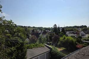 Charmante 3-Zimmer-Dachgeschosswohnung mit Balkon und Weinbergblick