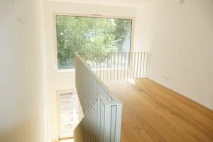 ERSTBEZUG! - Maisonette mit Galerie und Garten Haus-im-Haus-Konzept
