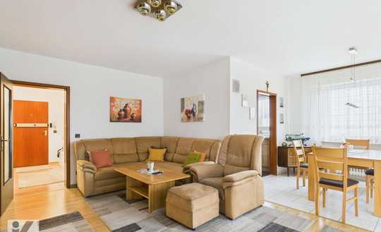 Neues Angebot! Großzügige, helle 3-Zimmer-Wohnung mit Südbalkon, Fernblick und eigener Garage