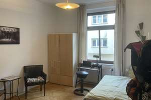  großes Zimmer in Altbauwohnung zur Untermiete