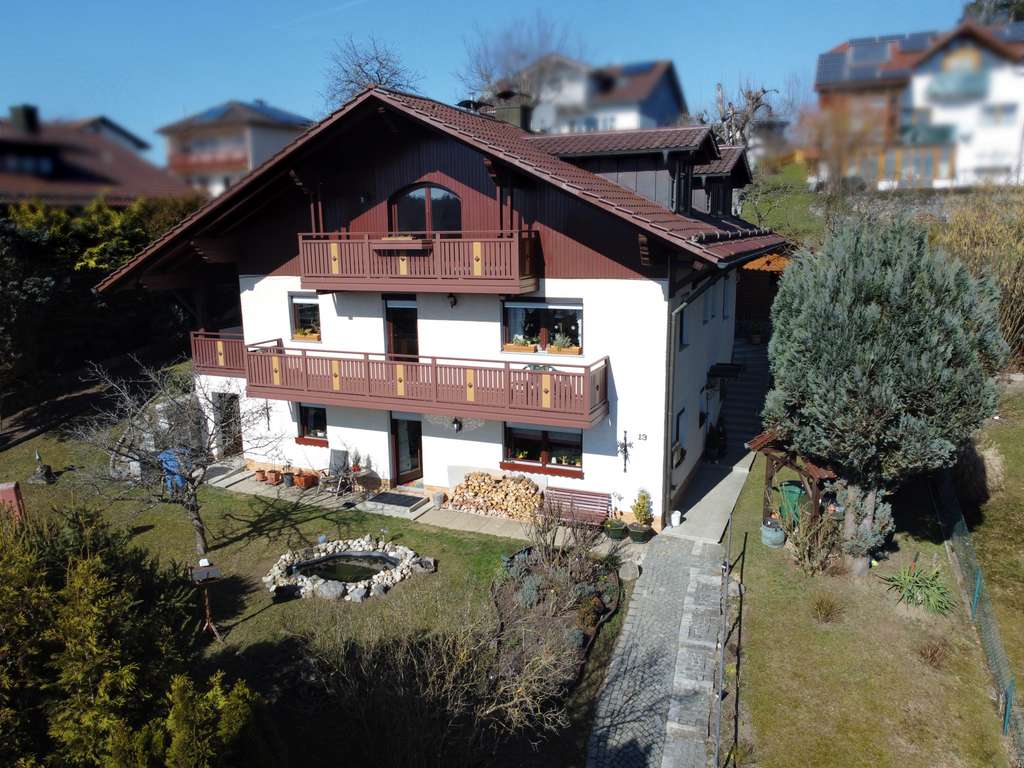 Immobilie in Tiefenbach - Gepflegtes Dreifamilienhaus mit Renditepotenzial in Kirchberg v. W.! - Bild 0