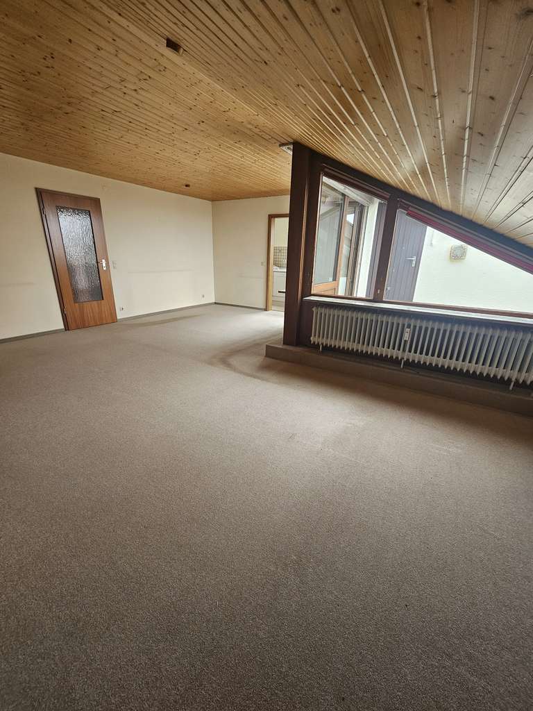 Immobilie in Wendlingen am Neckar - Charmante 2-Zimmer Dachgeschosswohnung mit Balkon in Wendlingen am Neckar - Bild 2