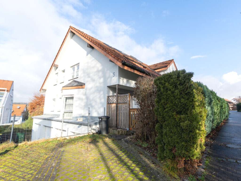 Immobilie in Benningen am Neckar - Ruhige, renovierte 2,5 Zimmer Dachgeschoss-Maisonette mit Balkon und Garage - Bild 0