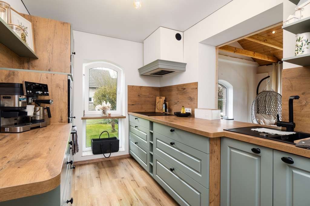 Immobilie in Hüllhorst - Großzügiges renoviertes Ein-/Zweifamilienhaus mit 214 m², Wintergarten & großem Grundstück - Bild 1