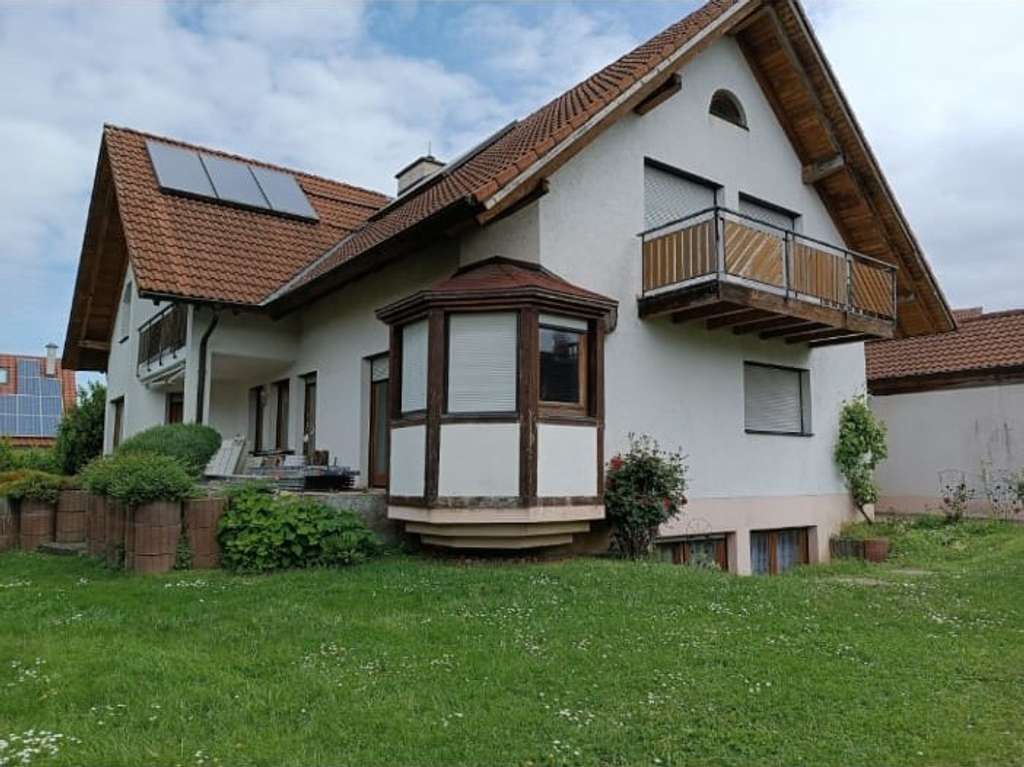 Immobilie in Staufen im Breisgau - Einfamilienhaus mit Einliegerwohnung und  Doppelgarage in Staufen im Breisgau (Wettelbrunn) - Bild 0