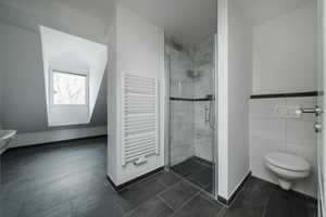 Stilvolle 3-Zimmer-Dachgeschosswohnung mit geh. Innenausstattung mit Balkon und EBK – Stettner Straße 23, 81549 München – Vorschaubild 17