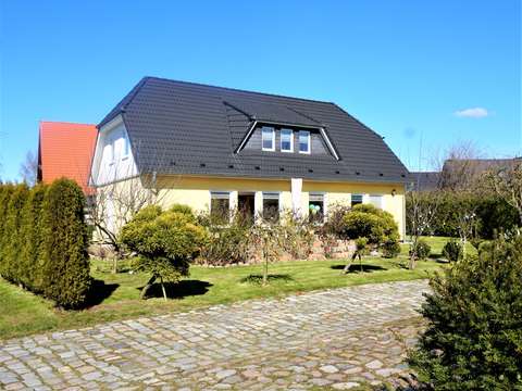 Modernes Einfamilienhaus Mit 5 Zimmern 1 146 00 M Grundstuck Plus Ferienhaus Mit 2 Wohnungen