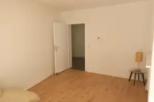 Schöne und vollständig renovierte 2-Zimmer-Erdgeschosswohnung mit Balkon und EBK in Wuppertal – Hohenstein 146, 42283 Wuppertal – Vorschaubild 3