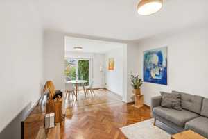 ++Reserviert++ Charmant und flexibel: 2-Familienhaus mit Blick ins Grüne und top Anbindung – Ludwigsburg (Kreis) – Vorschaubild 3
