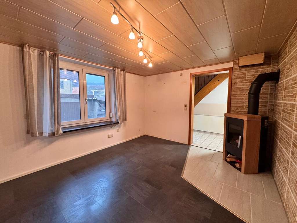 Immobilie in Erlenbach - Familienfreundliches Wohnhaus mit viel Potenzial und Scheune - Bild 0