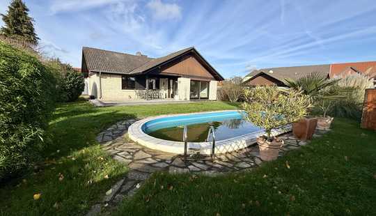Bild von Einfamilienhaus mit Gartenidylle, Pool und ebenerdiger Wohnlage