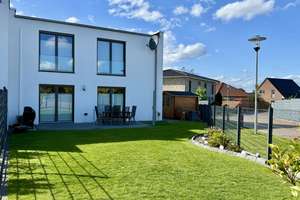 Neuwertig, hochwertig und energieeffizient : 5-Zimmer-Architekten-Stadthaus mit Garten – Die vollständige Adresse der Immobilie erhältst du vom Anbieter., 38542 Leiferde – Vorschaubild 1