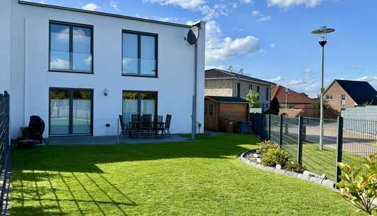 Bild von Neuwertig, hochwertig und energieeffizient : 5-Zimmer-Architekten-Stadthaus mit Garten