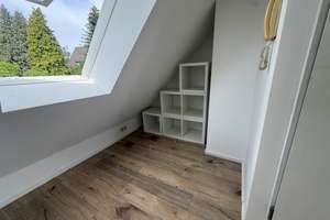Möbliertes Dachgeschoss-Apartment mit ca. 30 m² in direkter Stadionnähe – Alter Militärring 15, 50933 Müngersdorf, Köln – Vorschaubild 3