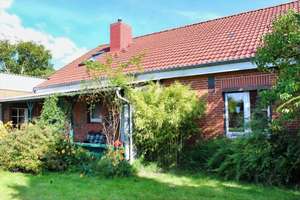 Familienhaus mit Einliegerwohnung, 2 Garagen und Nebengebäude! – Die vollständige Adresse der Immobilie erhältst du vom Anbieter., 25764 Wesselburen – Vorschaubild 2