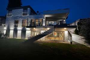 Exklusives Domizil mit atmosphärischer Lichtarchitektur und Fernblick