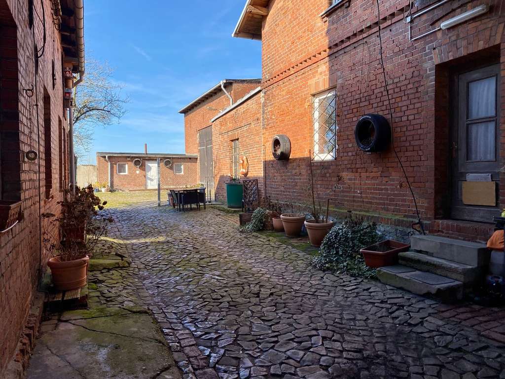 Immobilie in Barby - Historisches Wohnhaus mit Einliegerwohnung oder Gewerbeeinheit – großes Grundstück und Scheune - Bild 2
