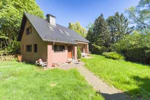 Freistehendes Einfamilienhaus // Wohnen in Natur und Ruhe mit Doppelgarage
