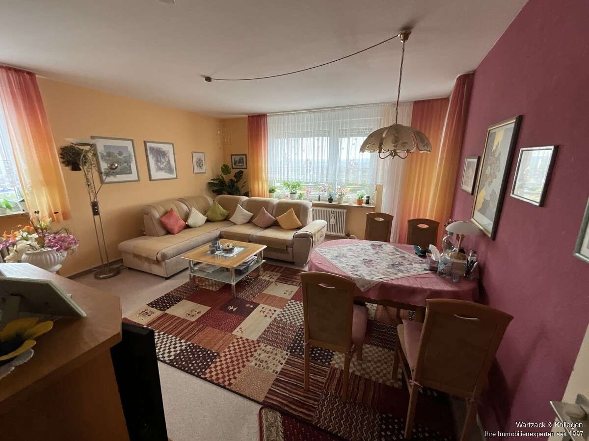 Immobilie in Schwabach - Vermietete 3-Zimmer-Wohnung 
mit Balkon und Garage 
inkl. Traumblick auf Schwabach - Bild 2