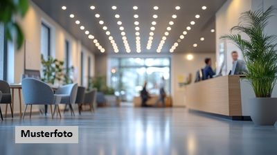 Bürogebäude mit Betriebswohnung und 2 integrierten Garagen