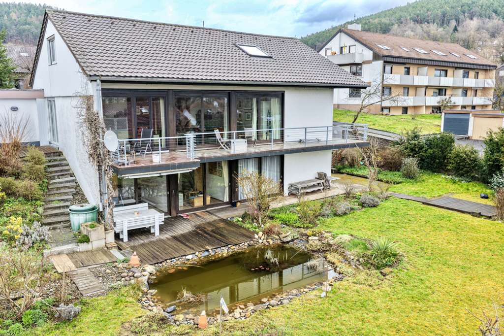 Immobilie in Kulmbach - Alleinstehendes Einfamilienhaus mit Einliegerwohnung und Doppelgarage in Massivbauweise - Bild 1