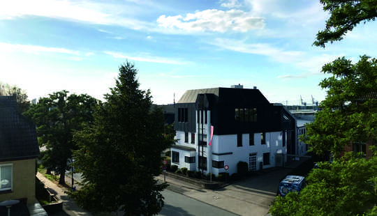 Bild von PROVISIONS-FREI! Ca. 700 m zum Yachthafen. Rund 103 m² Ausbaureserve im EG. + Bauland