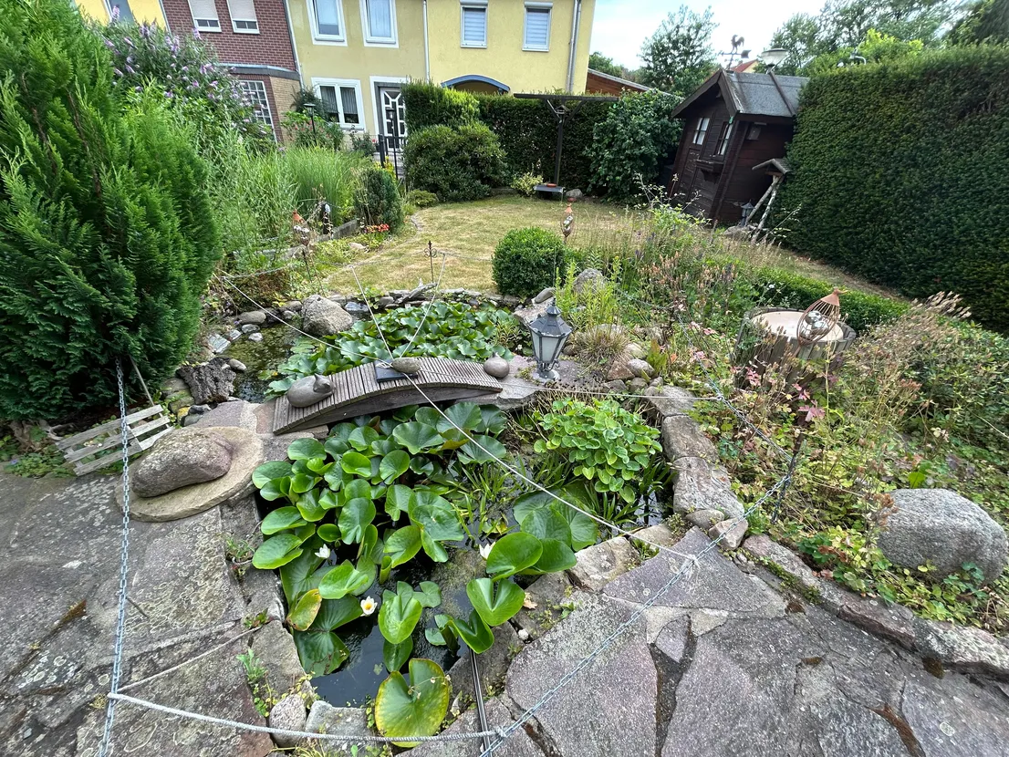 Gemütliches Reihenendhaus mit XL-Dachterrasse, Terrasse, Garten und zwei Garagen – Gartenteich