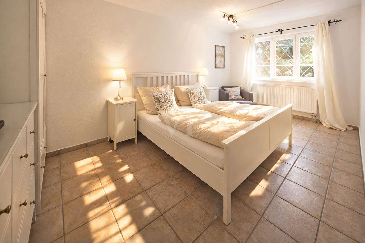 Immobilie in Eggstätt - Exklusive Haus-im-Haus-Wohnung auf drei Etagen mit Bergblick - Bild 0