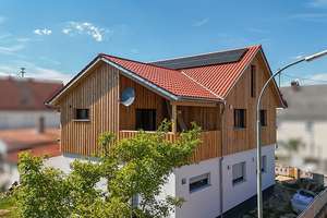 Erstbezug + 3 Zimmer, Dachstudio, Loggia und Holzfassade + PV-Anlage und Wärmepumpe