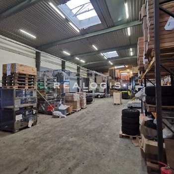 ca. 660 m² große, ebenerdige Hallenfläche mit Büro