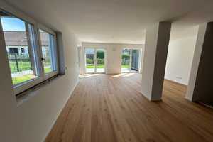 Exklusive Doppelhaushälfte mit schönem Garten, Alu-Carport und Grundwasser-Wärmepumpe – Wiesenweg 1, 85434 Erding (Kreis) – Vorschaubild 3