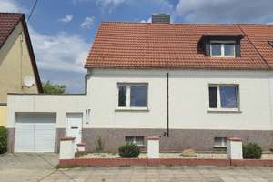 Solides Familienhaus mit großem Garten und Sanierungsbedarf – Feuerbachstraße 17, 6847 Kochstedt, Dessau-Roßlau – Vorschaubild 1
