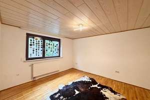 Gepflegte 3-Zimmer-Erdgeschosswohnung mit Balkon, neuer Einbauküche und Garten in Reckendorf – Greifenklaustraße 12, 96182 Reckendorf – Vorschaubild 4