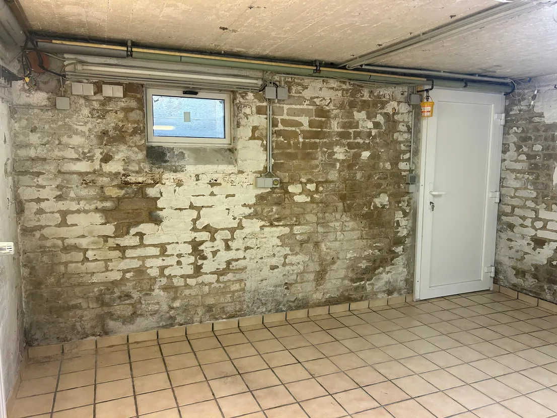 Gemütliches Reihenendhaus mit XL-Dachterrasse, Terrasse, Garten und zwei Garagen – Keller
