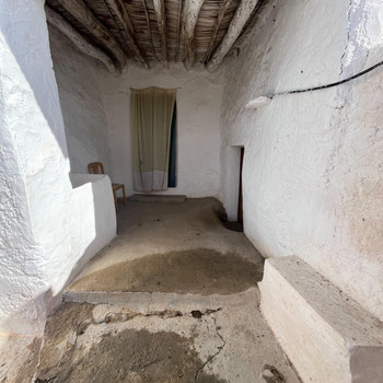 PREISWERTES BAUERNHAUS ZUR RENOVIERUNG MIT NAHEGELEGENEM GRUNDSTÜCK.