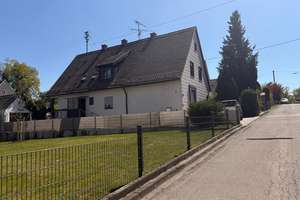 Charmantes Zweifamilienhaus mit großem Grundstück und Garage in ruhiger Lage von Affing – Die vollständige Adresse der Immobilie erhältst du vom Anbieter., 86444 Affing – Vorschaubild 1
