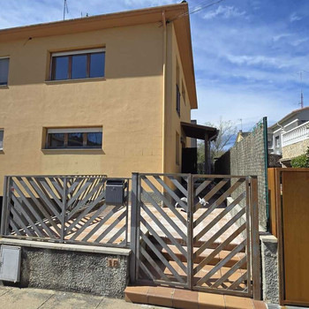 Doppelhaushälfte in Olot mit 3 Schlafzimmern, Garage und Garten