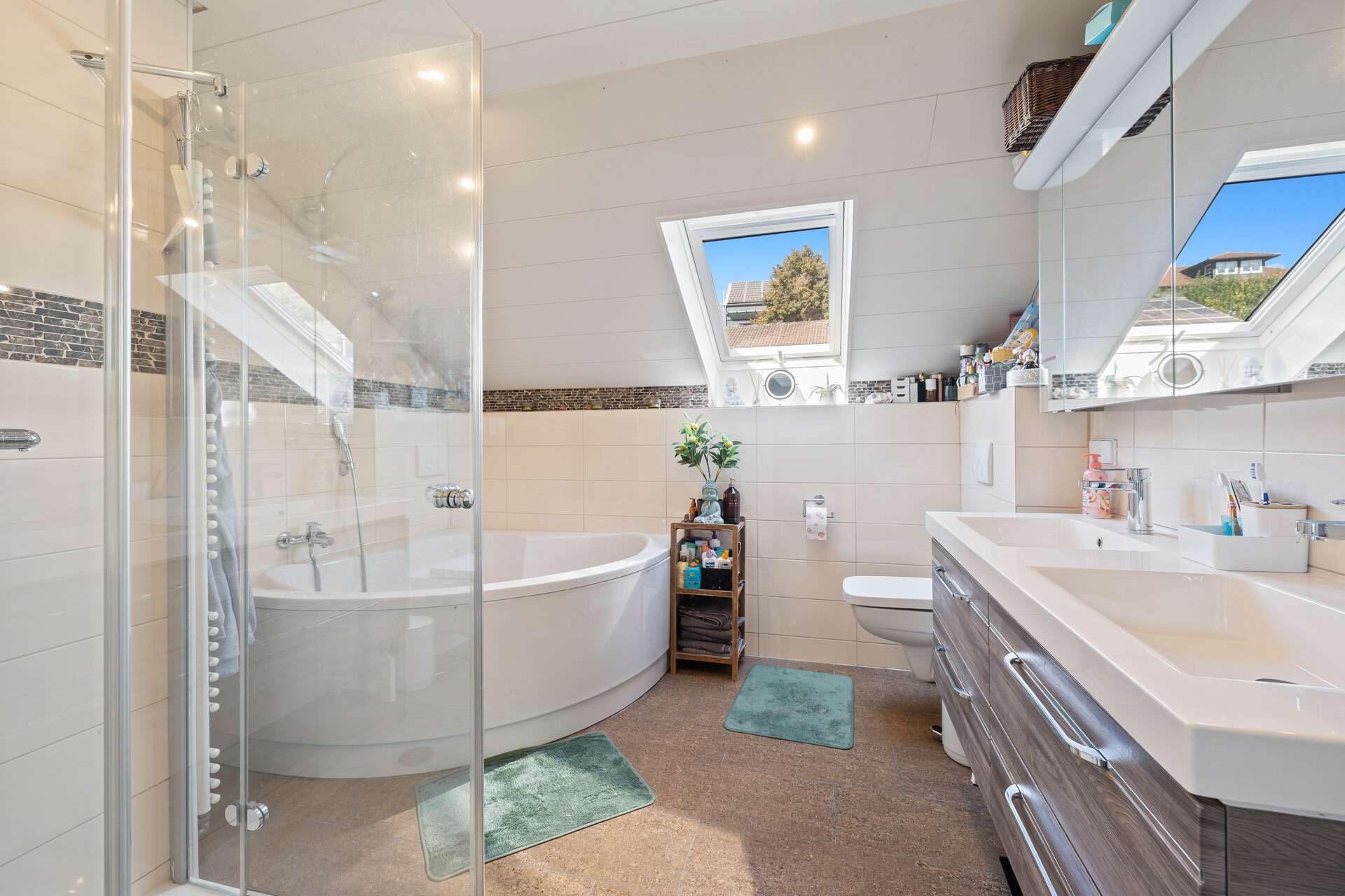 Immobilie in Hohentengen am Hochrhein - Platzwunder mit 2 Wohneinheiten - ca. 324 m² Wohnfläche, XXL-Dachterrasse - modernisiert inkl. PV - Bild 0