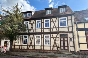 Fachwerk-Mehrfamilienhaus (3 Wohneinheiten) in Osterburg mit Wertsteigerungspotenzial – Die vollständige Adresse der Immobilie erhältst du vom Anbieter., 39606 Osterburg (Altmark) – Vorschaubild 1